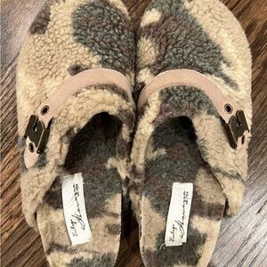 Vintage Havana Cozy Collection Shearling Green Camouflage Slippers/Slides Size 8